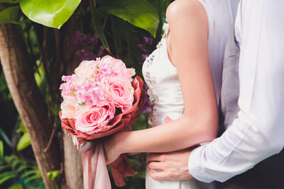 Bouquet in bride's hand happy in the wedding day.