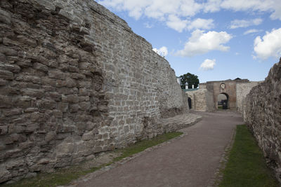 Ruins of historical building against cloudy sky