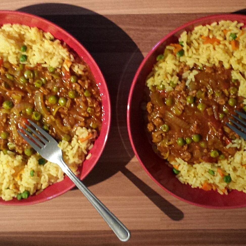 HIGH ANGLE VIEW OF FOOD IN PLATE