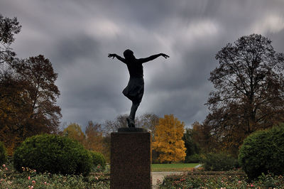 Statue of tree against sky