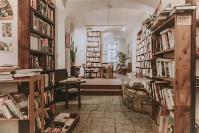 Empty chairs and table at library