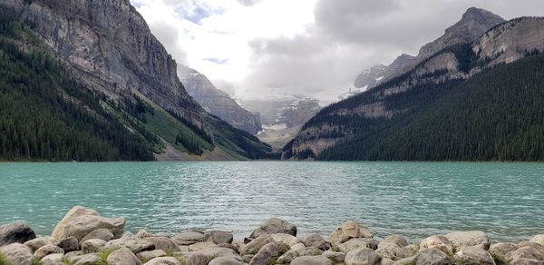 Panoramic view of lake and mountains against sky