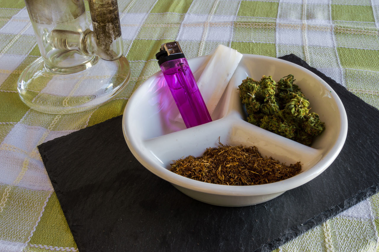 HIGH ANGLE VIEW OF SALAD IN BOWL ON TABLE