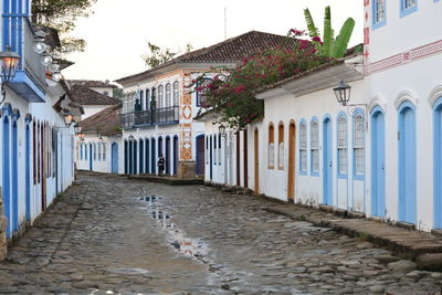 Narrow alley amidst buildings in city