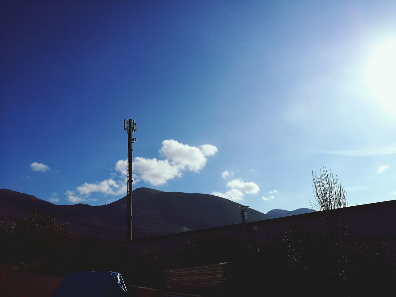 LOW ANGLE VIEW OF HOUSE AGAINST SKY