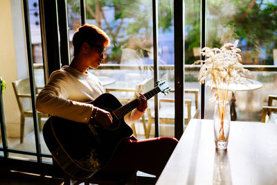 Man playing guitar at cafe