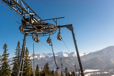 The mechanism of the ski lift, visible large, driving wheel pulling the rope.