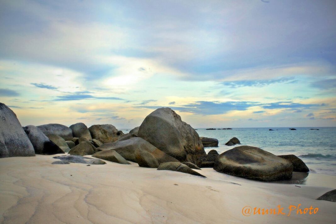 sea, water, sky, rock - object, beach, scenics, tranquil scene, tranquility, shore, horizon over water, nature, cloud - sky, beauty in nature, rock formation, sunset, rock, idyllic, cloud, outdoors, animal themes