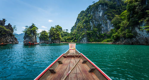 Ratchaprapa dam in khao sok national park, thailand. beautiful panorama view of mountain and lake