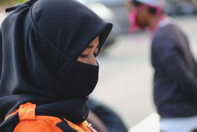 A female officer is wearing a mask when outside