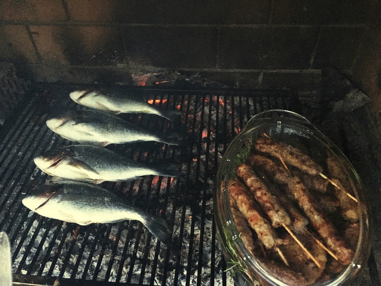 HIGH ANGLE VIEW OF FISH ON GRILL