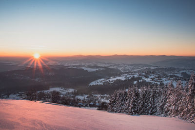 Fabulous sunrise on barania gora in the polish beskydy mountains overlooking the valley