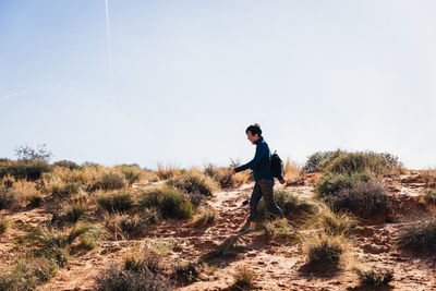 Female hiker walking through the desertlandscape