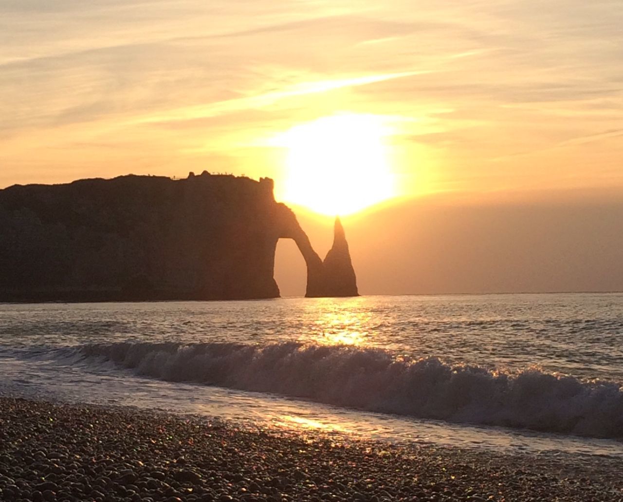 sunset, sea, water, sun, silhouette, horizon over water, scenics, beauty in nature, sky, orange color, tranquil scene, tranquility, sunlight, nature, idyllic, reflection, beach, built structure, rock - object, sunbeam