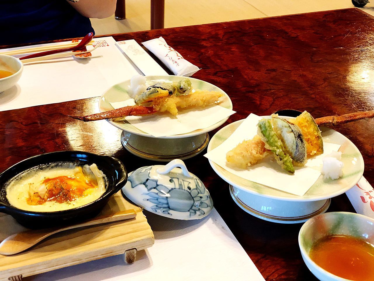 HIGH ANGLE VIEW OF FOOD IN RESTAURANT