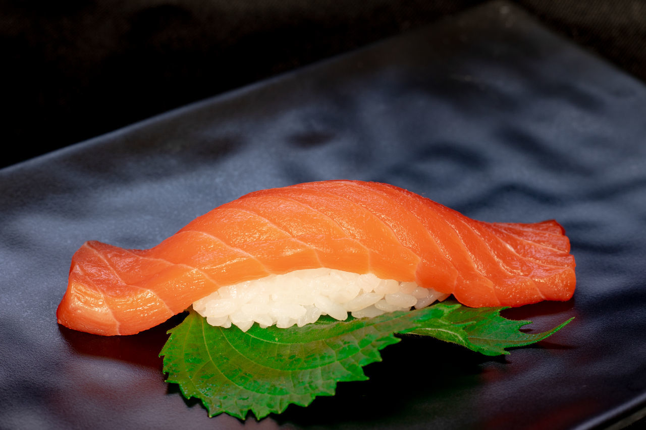 CLOSE-UP OF FISH ON PLATE