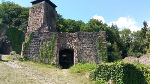 Old ruin building against sky