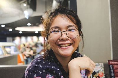 Portrait of smiling young woman in restaurant