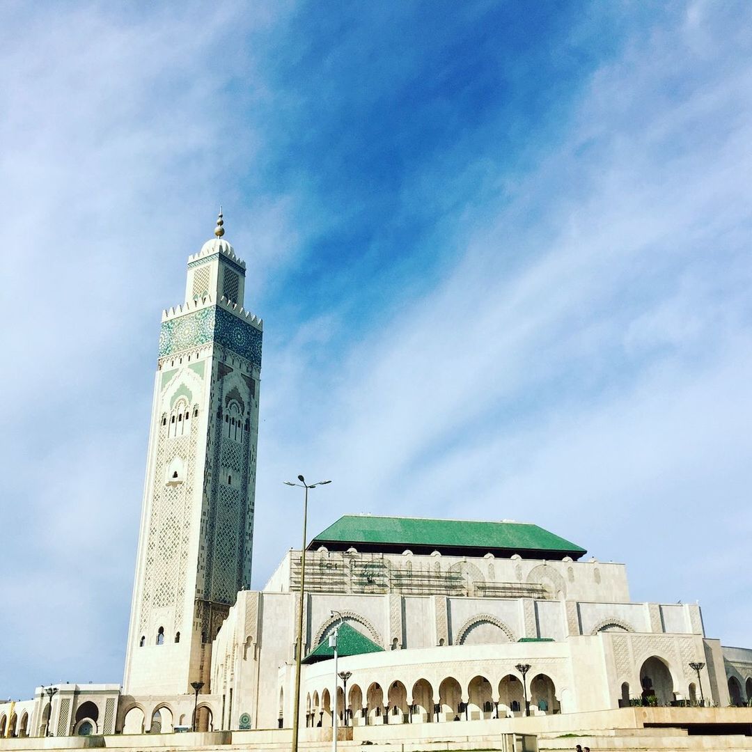 LOW ANGLE VIEW OF CLOCK TOWER AGAINST SKY IN CITY