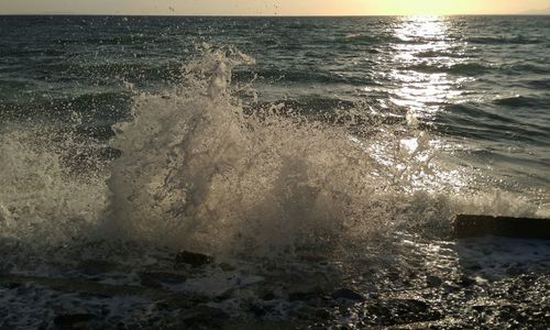 Waves splashing in sea