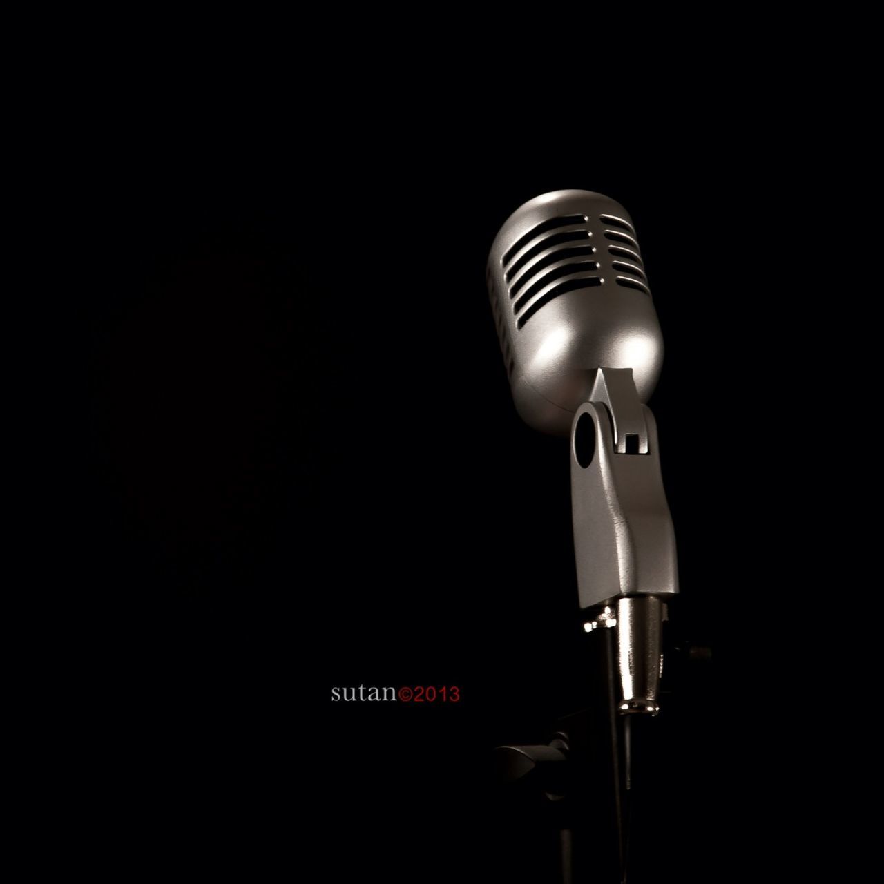 illuminated, lighting equipment, low angle view, electricity, copy space, electric light, technology, night, glowing, electric lamp, street light, light - natural phenomenon, lamp, studio shot, no people, fuel and power generation, lit, light bulb, modern, built structure