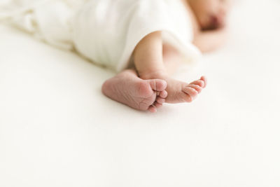 Newborn feet close up on white cloth