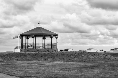 Deal bandstand