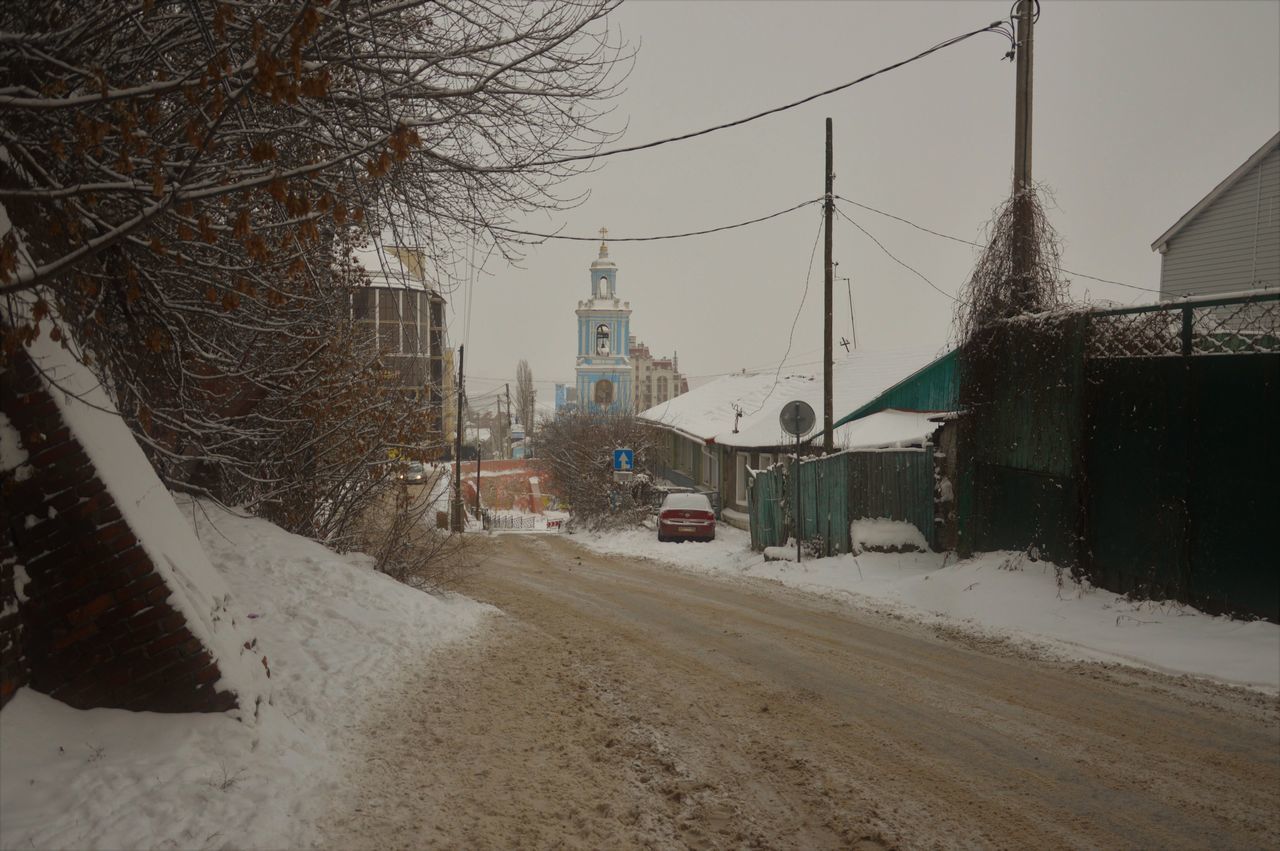 snow, transportation, cold temperature, winter, car, mode of transport, weather, land vehicle, outdoors, building exterior, no people, built structure, stationary, city, tree, sky, nature, day, architecture, snowing