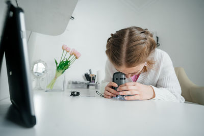 Girl teenager uses electron microscope training