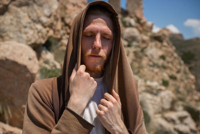 Portrait of young man wearing rock