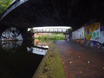 Graffiti in tunnel