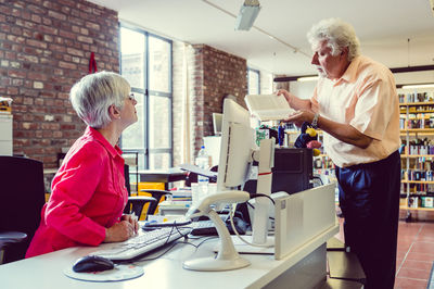 Librarian and client in a city library