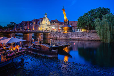 Blaue stunde am historischen hafen  lüneburg.  -
illuminated riverfront against sky at dusk