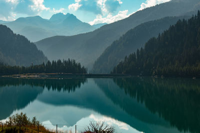 Panoramic view of lake and mountains against sky