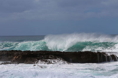 Waves crashing on north shore oahu, hawaii 