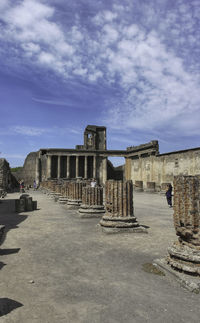 Old ruin building against cloudy sky in pompeji 