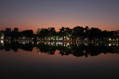 Hoan kiem lakes at night