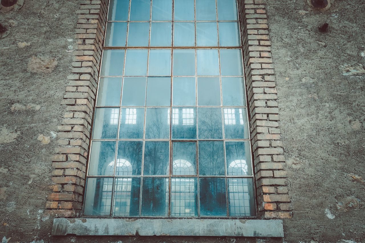 LOW ANGLE VIEW OF WINDOW ON BUILDING