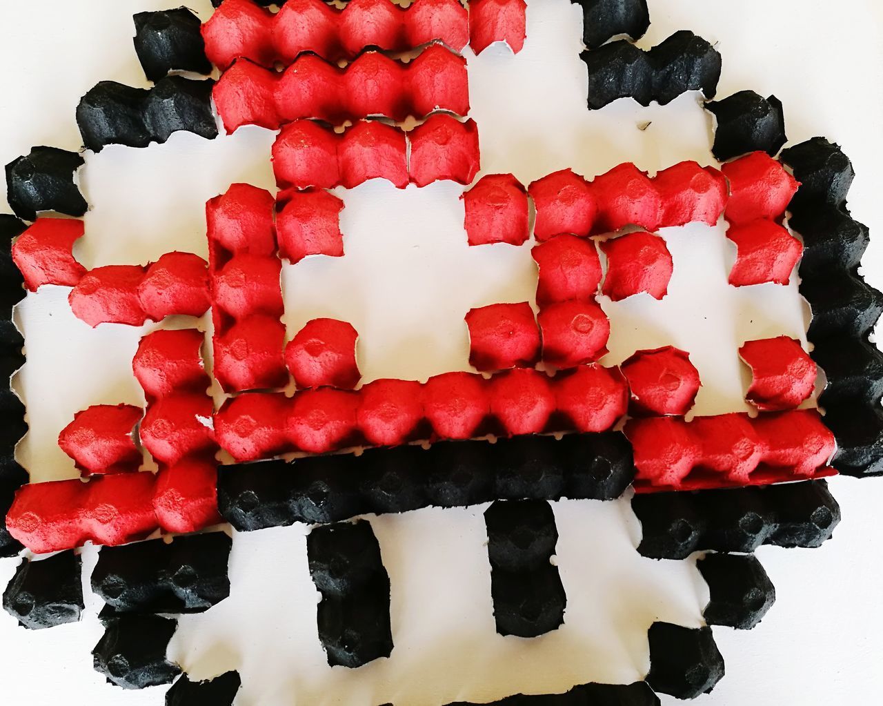 HIGH ANGLE VIEW OF CAKE WITH STRAWBERRIES