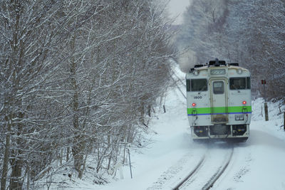 Kiha 40 local train running on the curve 