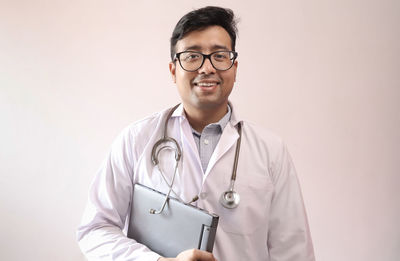 Portrait of young man wearing eyeglasses