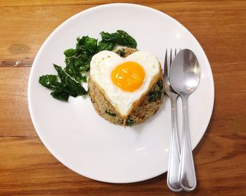Rice topped with stir-fried pork and basil and heart egg