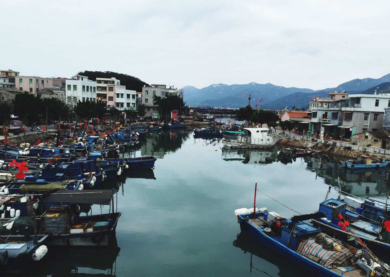 building exterior, nautical vessel, architecture, built structure, water, moored, transportation, boat, mode of transport, sky, residential structure, canal, house, waterfront, residential building, harbor, town, city, reflection, residential district