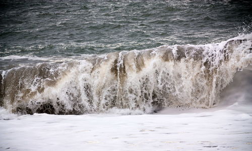Waves splashing on rocks in sea