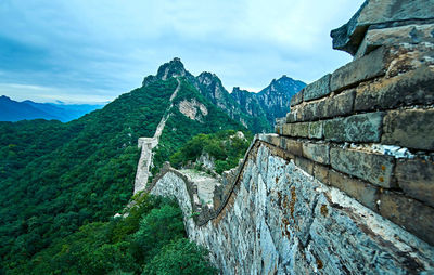 Great wall of china against cloudy sky