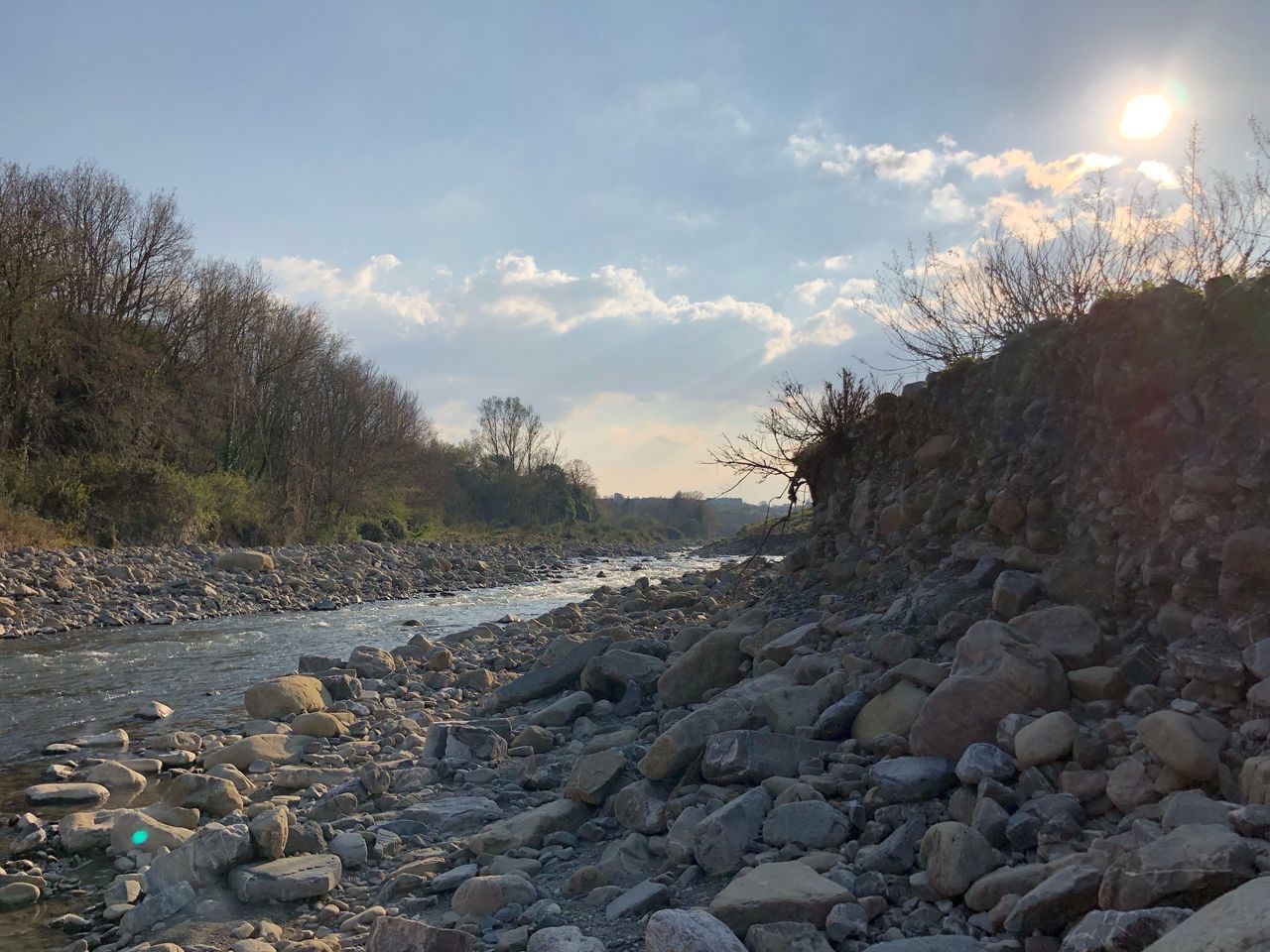 SURFACE LEVEL OF STONES AGAINST SKY