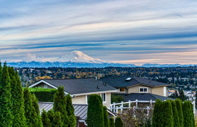 A view of mount rainier from des moines, washington.