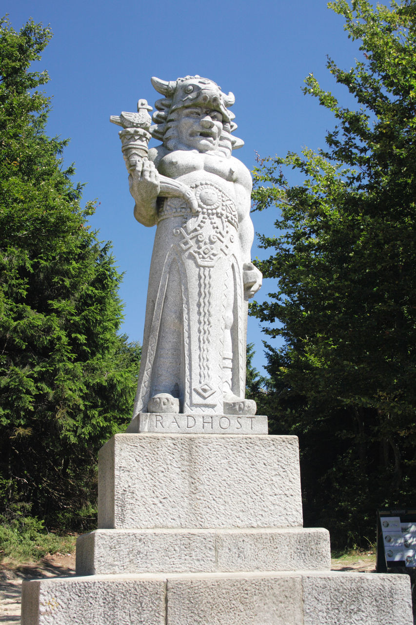 LOW ANGLE VIEW OF STATUE AGAINST TREES AND PLANTS