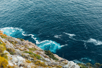 Blue atlantic ocean in cabo espichel, portugal