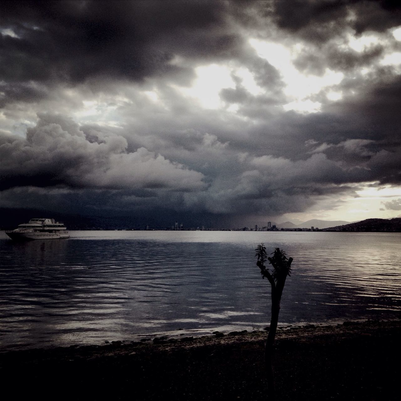 sky, water, cloud - sky, cloudy, tranquil scene, tranquility, sea, scenics, beauty in nature, nature, cloud, weather, overcast, lake, waterfront, storm cloud, idyllic, river, dusk, outdoors